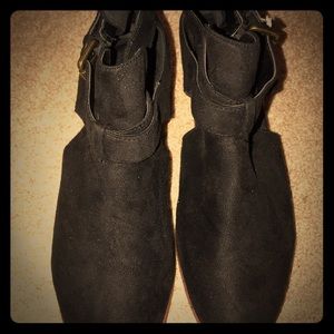 Booties with open sides